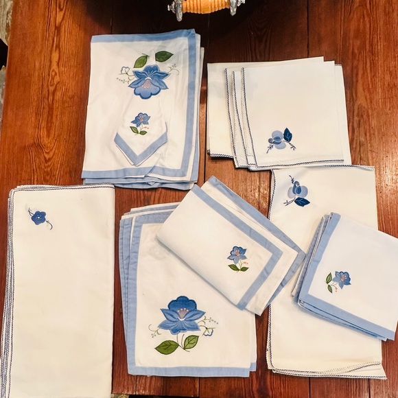 LOT (30) Vintage table linens - Picture 1 of 9